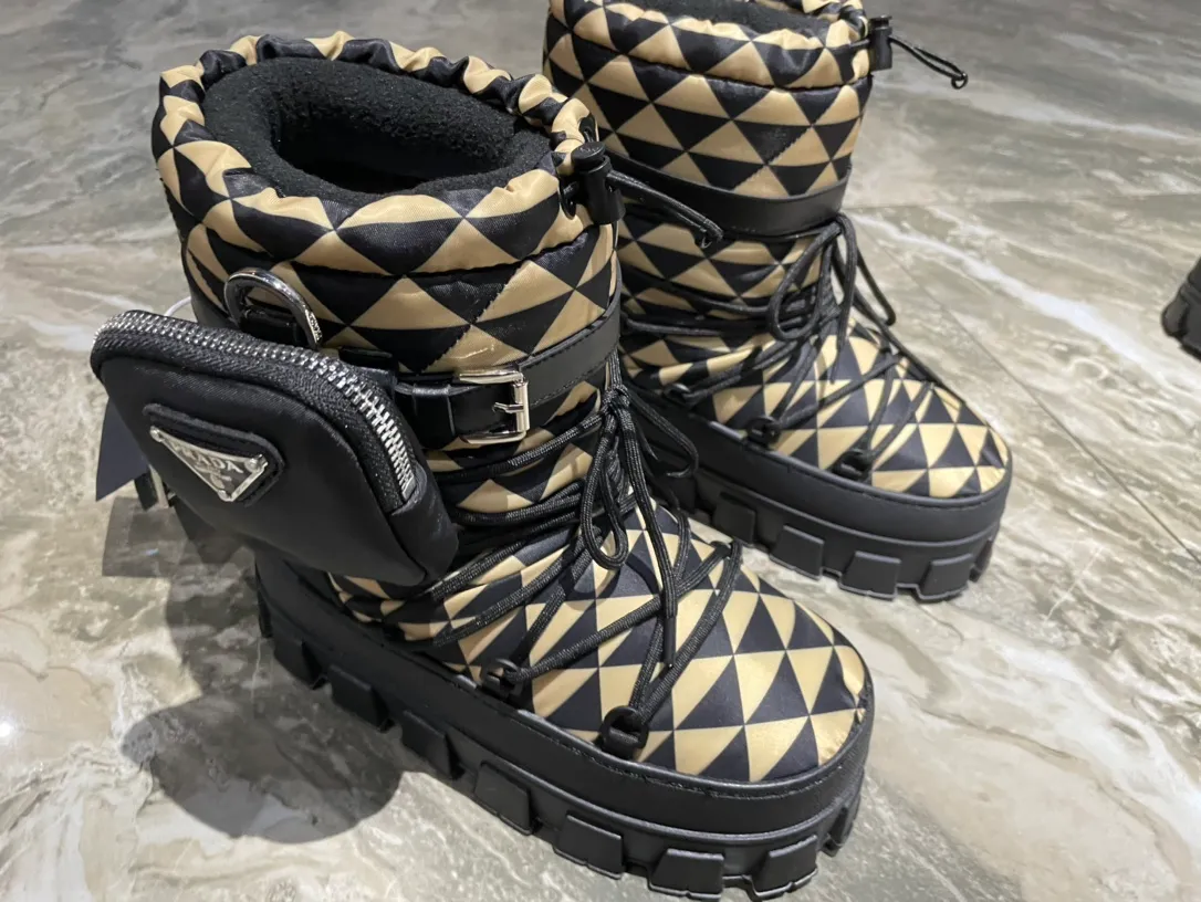 👟👟Ex-factory price 760👟👟 The highest version on the market, Prada's king style, snow boots, ski boots, fat and cute, so cute →_→ From the Prada limited series, unique. Shiny nylon Oblique upper with criss-cross straps for an ideal fit. The boots are made of technical fabric and have a short-cut version. They can be worn in the city or in the mountains. They make the calves slimmer, taller, warmer and have a concave shape. The boots and soles use the original waterproof effect. The size is 35-40. 41Customized